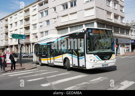 Un Irisbus gas naturale compresso (CNG) powered autobus azionati da Marineo parte del gruppo RATP passa attraverso il centro di Boulogne Foto Stock