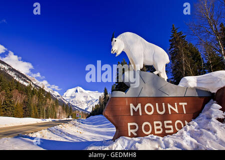 Geografia / viaggi, Canada, British Columbia, 12 km NE di Tete Jaune Cache, una capra di montagna statua in cima un segno per il Monte Robson Provincial Park lungo la Yellowhead Highway # 16 con il Monte Robson (3954 me Foto Stock