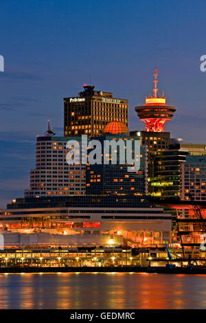 Geografia / viaggi, Canada, British Columbia, Vancouver, Waterfront e alti edifici in città di Vancouver al crepuscolo, British Columbia, Foto Stock