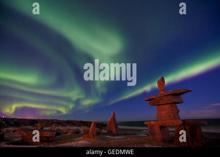 Geografia / viaggi, Canada, Manitoba, Churchill, Northern Lights, Aurora boreale, al di sopra di un inukshuk nella città di Churchill, la Baia di Hudson, Manitoba, Foto Stock