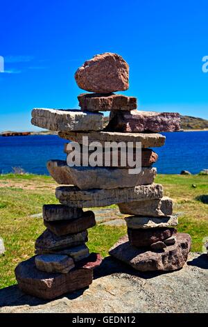 Geografia / viaggi, Canada, Labrador, Baia Rossa, inukshuk presso la Baia Rossa Sito Storico Nazionale del, centro di interpretazione, Baia Rossa, Labrador unità costiere, Highway 510, Foto Stock