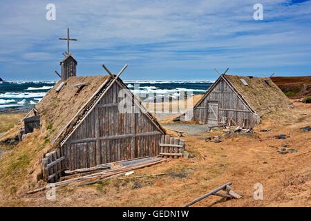 Geografia / viaggi, Canada, Terranova, L'Anse aux Meadows, ri-creato capanne ed edifici al Norstead Viking sito (un Viking porto di commercio) backdropped dai ghiacci nel porto, Trail Foto Stock