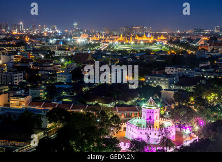 Phra Sumen Fort (nella parte inferiore del lato destro della foto) con Bangkok cityscape di notte. Foto Stock