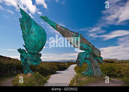 Geografia / viaggi, Canada, Terranova, L'Anse aux Meadows, scultura in bronzo intitolato 'Meeting di due mondi" ha inaugurato il 5 luglio 2002 presso l'Anse aux Meadows Sito Storico Nazionale di Foto Stock