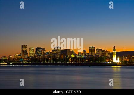 Geografia / viaggi, Canada, Québec, Montreal, città di Montreal Skyline e la Torre dell Orologio nel Vecchio Porto di Montreal al tramonto visto da tutta la St Lawrence River a Na Foto Stock