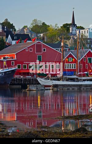 Geografia / viaggi, Canada, Nova Scotia, Nova Scotia, Museo della pesca dell'Atlantico e la città di Lunenburg, Sito Patrimonio Mondiale dell'UNESCO, al tramonto, Lunenburg Harbour, Faro Rou Foto Stock