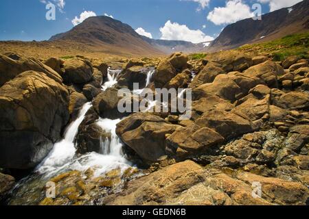 Geografia / viaggi, Canada, Terranova, cascata lungo il sentiero di alpeggi in alpeggi, Parco Nazionale Gros Morne, Sito Patrimonio Mondiale dell'UNESCO, Viking Trail, sentieri per i vichinghi, Highway 431, nel nord della penisola, Grande Penisola Settentrionale, Newfoundlan Foto Stock