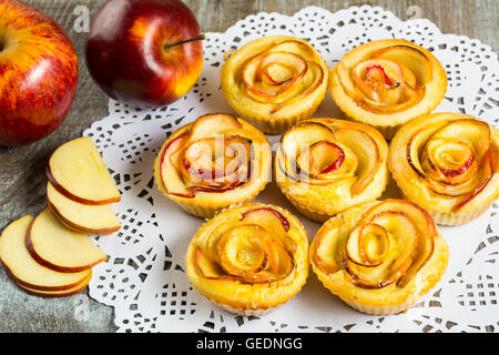 Puff apple rose a forma di muffin. Dolce dessert apple pie. In casa apple pasticceria Rosa. Foto Stock