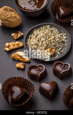 Deliziose praline di cioccolato con marmellata di albicocche e noce Foto Stock