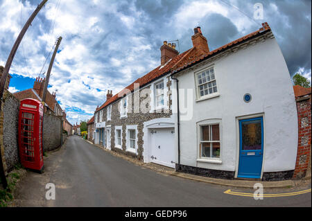 Tipico di Norfolk in mattoni e pietra focaia case o ville e strade strette. Blakeney, Norfolk, Inghilterra. Foto Stock