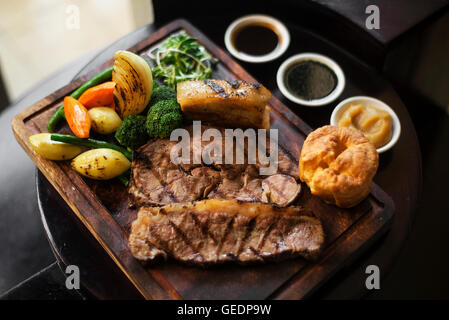 Tradizionale inglese britannico Sunday Roast beef con verdure pasto classico Foto Stock