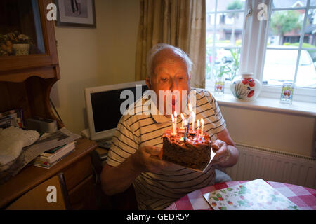 La vecchiaia pensionato godendo il suo compleanno (83 anni) Celebrazioni in casa nel sud dell'Inghilterra, Regno Unito Foto Stock