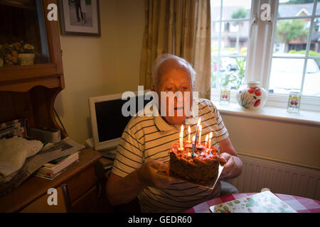 La vecchiaia pensionato godendo il suo compleanno (83 anni) Celebrazioni in casa nel sud dell'Inghilterra, Regno Unito Foto Stock