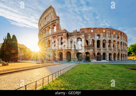 Colosseo a Roma con il sole di mattina, l'Italia, l'Europa. Foto Stock