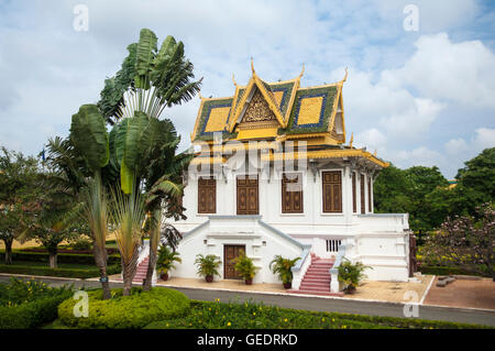 Il Royal casa di riposo nel parco del Palazzo Reale di Phnom Penh, Cambogia, vista orizzontale Foto Stock