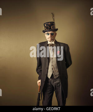 Cosplayers vestito come un steampunk pone per le fotografie in un fumetto con convenzione. Foto Stock