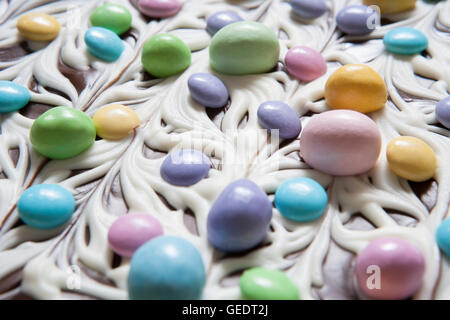 Al cioccolato marmorizzato con corteccia di caramelle pastello, Close-Up Foto Stock