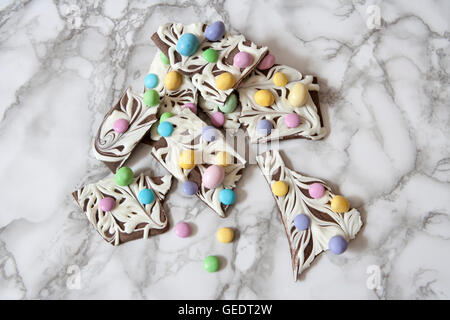 Al cioccolato marmorizzato con corteccia di caramelle pastello, Close-Up Foto Stock