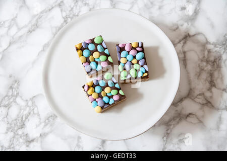 Frollini candy bar con caramelle pastello, ad alto angolo di visione Foto Stock