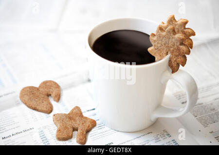 Tazza di caffè con i cookie sul giornale Foto Stock