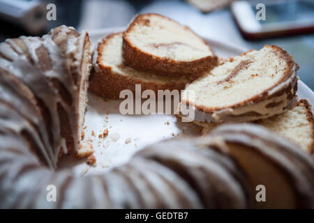 Fette di panna acida torta di caffè con sciroppo d'acero smalto Foto Stock