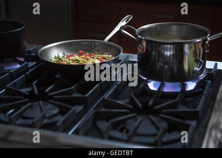 Tagliatelle di zucchine in padella e pentola bollente Pasta sulla stufa Foto Stock