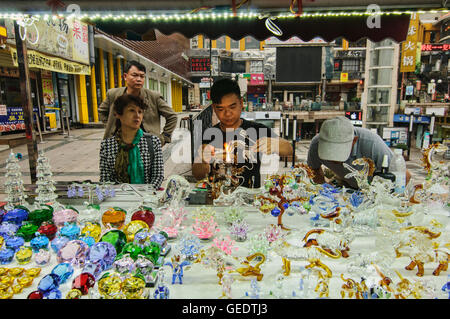 Realizzazione di un vetro ornamenti in Guilin, Guangxi Regione autonoma, Cina Foto Stock