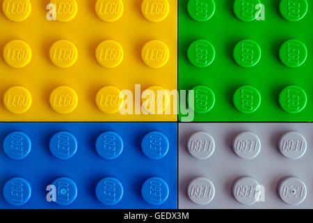 Tambov, Federazione Russa - Luglio 24, 2016 Quattro Lego piastra di base - giallo, verde, blu e grigio. Studio shot. Foto Stock