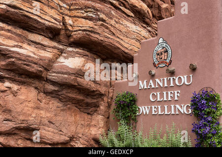 Manitou Cliff Dwellings degli Anasazi, nativi americani tribù indiana. Queste abitazioni sono state scavate nella soffice pietra arenaria rossa Foto Stock