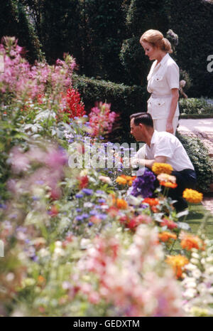 Doris Duke, ereditiera, a Duke Gardens nel 1968. Foto Stock