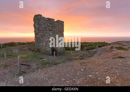 Tramonto su grandi Wheal Charlotte miniera in North Cornwall Foto Stock