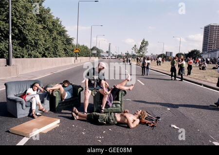 Reclaim the Streets. Parte di strada su 13 Luglio 1996 - la più breve in autostrada in Inghilterra, la M41 nella zona ovest di Londra. Foto Stock