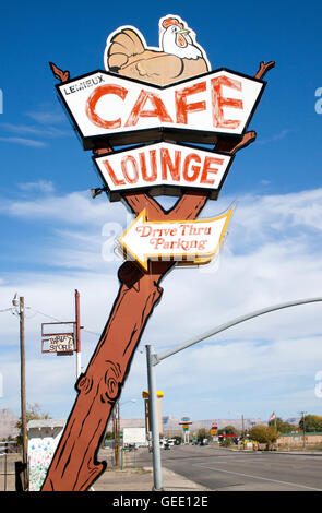 Insegna vintage Cafe Lemieux a Green River, Utah, un punto di riferimento nostalgico sulla strada che riflette il fascino di una piccola città e la classica americana. Foto Stock