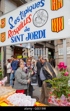 Dolce tipico di stallo Sant Jordi's Day in plaÃ§a Sant Jaume,Sant Jordi's Day (23 aprile) ,Barcelona Catalonia,Spagna Foto Stock