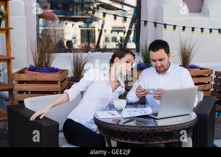 La gente di affari in chat in cafe a pranzo o Pausa caffè Foto Stock