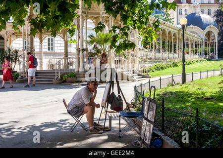 Artista di strada Pittore, Parco Sadova Colonnade, Karlovy Vary Repubblica Ceca Foto Stock