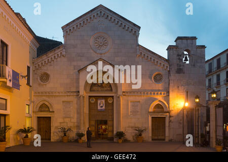 Cattedrale dei Santi Filippo e Giacomo al tramonto, a Sorrento, Italia Foto Stock