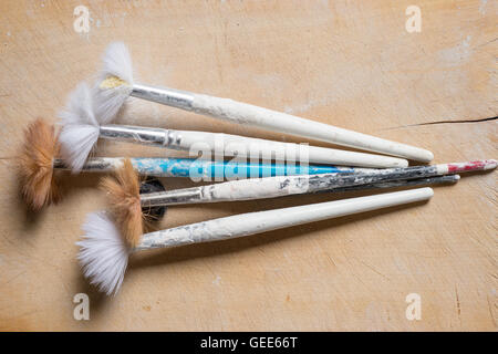 Un set di pennelli utilizzati con intonaco-opener maniglie e split setole Foto Stock