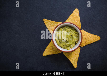 Croccante di nachos con guacamole dip, concetto sun Foto Stock