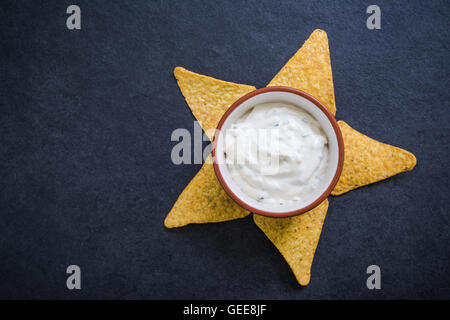 Croccante di nachos con dip cremosa, concetto sun Foto Stock