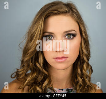 Bella giovane donna su sfondo blu Foto Stock