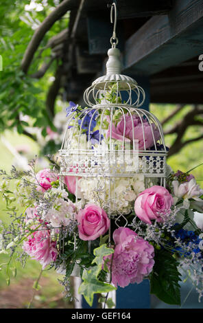 Rosa rose e peonie in un white bird cage. Foto Stock