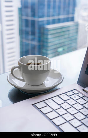 Godendo della pausa caffè in ufficio Foto Stock