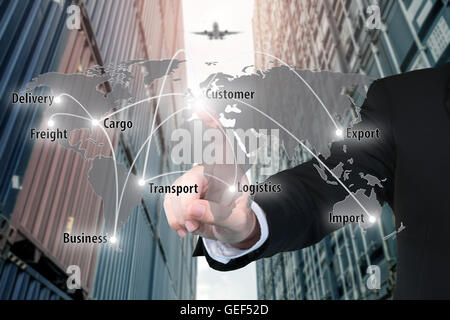 Imprenditore lavora con interfaccia virtuale mappa di connessione della rete globale di partner connection Foto Stock