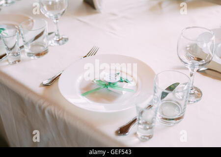 Wedding Candy-box giace su di una piastra. Bomboniere noto anche come favori, sono doni di cui gli host per i loro ospiti in occasione speciale Foto Stock