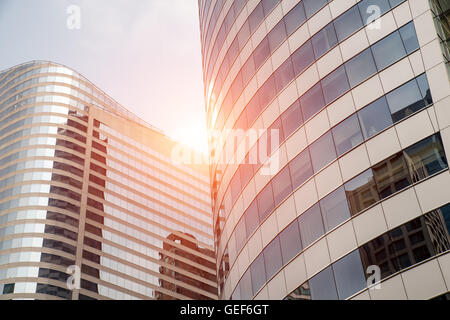 Nuvole riflettono in Windows del moderno business ufficio edificio.business office grattacielo al centro degli affari di Bangkok Foto Stock