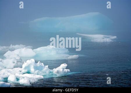 Geografia / viaggi, Canada, Labrador, insenatura di sabbia, Iceberg nello stretto di Belle Isle visto da insenatura di sabbia durante una giornata di nebbia lungo l'autostrada 430, sentieri per i vichinghi, Viking t.r.a. Foto Stock