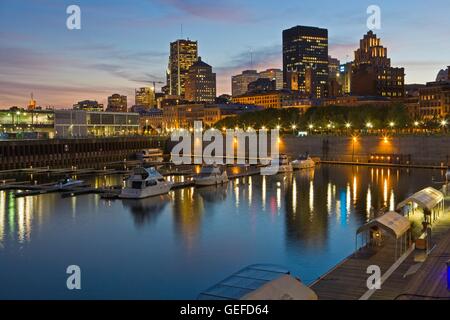 Geografia / viaggi, Canada, Québec, Montreal Downtown Montreal visto dal bacino di Jacques-Cartier nella vecchia Montreal e il Vecchio Porto di notte, Montreal, Quebec, Foto Stock