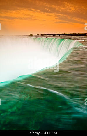 Geografia / viaggi, Canada Ontario, Fiume Niagara che cadono in cascata a ferro di cavallo durante un tramonto nebuloso, Niagara Falls, Ontario, Foto Stock