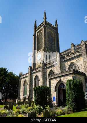 Vista di St Swithun's Chiesa in East Grinstead Foto Stock